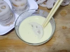 将做好的藕夹放在面糊中，均匀裹上一层面糊