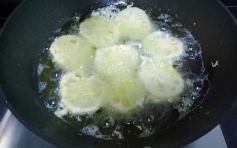 锅中倒适量油烧热，下入藕夹