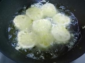 锅中倒适量油烧热，下入藕夹
