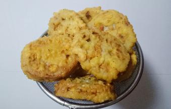 炸至金黄捞出控油