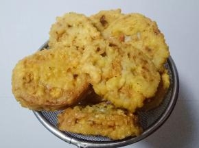 炸至金黄捞出控油