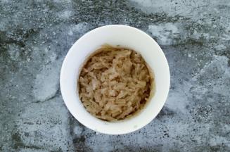 粉丝提前泡软，切碎