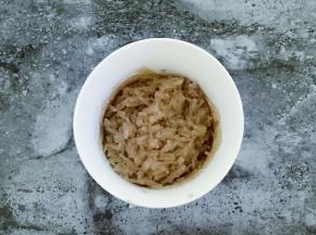 粉丝提前泡软，切碎