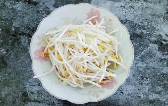 绿豆芽冲洗干净，沥干水份备用