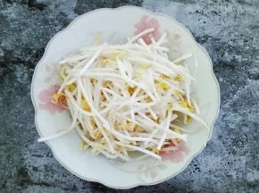 绿豆芽冲洗干净，沥干水份备用