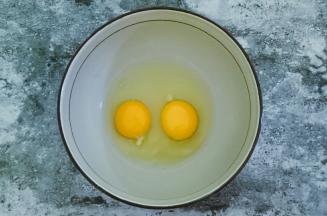 鸡蛋打入碗中，搅散