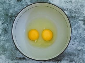 鸡蛋打入碗中，搅散