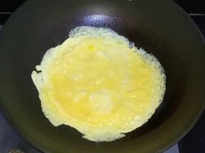 锅中倒油烧热，倒入打散的鸡蛋液，摊成蛋饼
