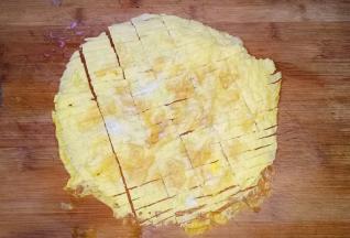 取出鸡蛋皮切丝