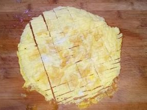 取出鸡蛋皮切丝