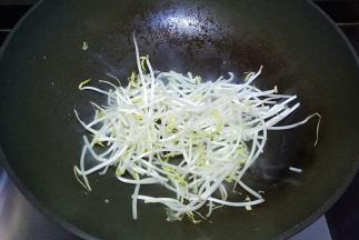 炒锅放入少许油，放入绿豆芽翻炒片刻