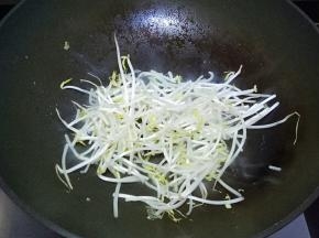 炒锅放入少许油，放入绿豆芽翻炒片刻
