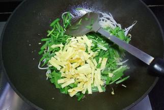 加入韭菜，鸡蛋丝翻炒均匀