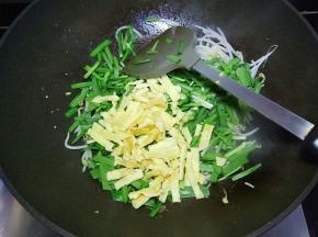 加入韭菜，鸡蛋丝翻炒均匀