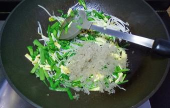 加入粉丝，盐，鸡粉，翻炒均匀即可