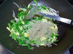 加入粉丝，盐，鸡粉，翻炒均匀即可