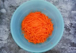 胡萝卜洗干净擦丝备用