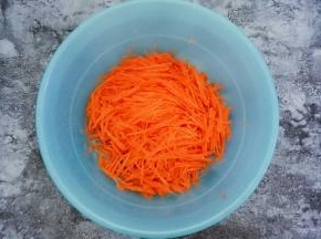 胡萝卜洗干净擦丝备用