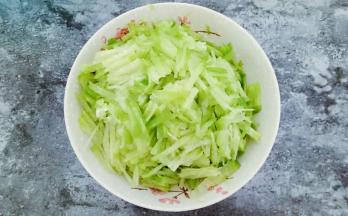 青萝卜洗干净擦丝备用