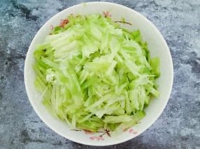青萝卜洗干净擦丝备用