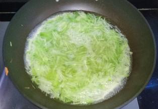 青萝卜焯水沥干水份