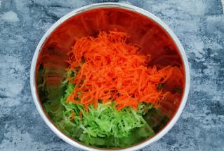 将萝卜丝放入碗中