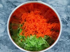 将萝卜丝放入碗中
