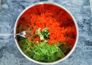 加入葱姜末，加入胡椒粉1勺