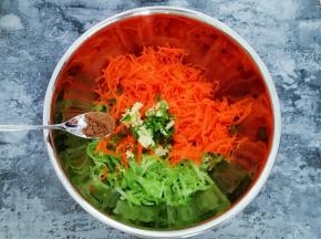 加入葱姜末，加入胡椒粉1勺