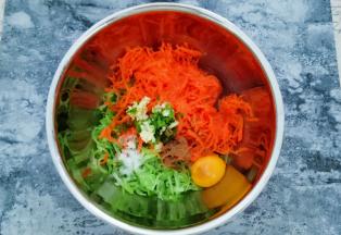 加入1勺盐，打入鸡蛋1个