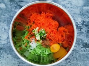 加入1勺盐，打入鸡蛋1个