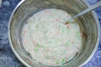 加入适量水，搅拌成面糊