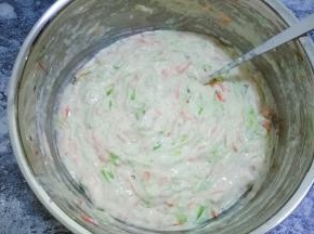 加入适量水，搅拌成面糊