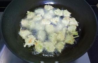 锅中倒油烧热，用勺子挖成丸子状，下入油锅