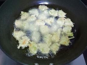 锅中倒油烧热，用勺子挖成丸子状，下入油锅