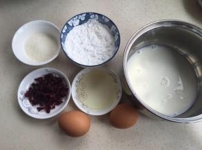 蔓越莓切碎。牛奶直接放入奶锅