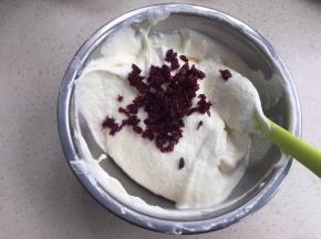 再加入另外的蛋白翻拌均匀，最后加入蔓越莓拌匀