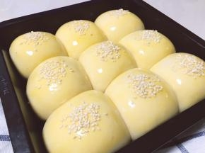 烤箱预热，上火150度，下火170度，烤30分钟，注意要根据自己家的烤箱脾气来定温和时间，我的烤箱温度偏高，因此上火我调低了，终于面包上色要加盖锡纸