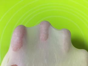 把面团取出揉成长条，切割为9份