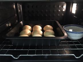 1个小时后，面团发酵到胖乎乎的，刷上全蛋液