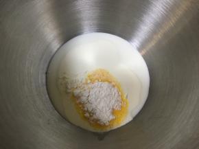 厨师机面桶内先倒入酸奶、淡奶油、全蛋液，然后倒入高筋面粉，细砂糖和盐对角线放置，中间挖一小孔倒入活性干酵母