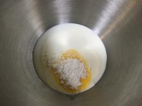 厨师机面桶内先倒入酸奶、淡奶油、全蛋液，然后倒入高筋面粉，细砂糖和盐对角线放置，中间挖一小孔倒入活性干酵母