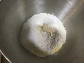 启动厨师机2档，先搅拌成团，然后启动4档揉面