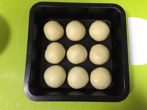 放入烤箱，发酵档（37度），烤箱内放一杯水保持湿度