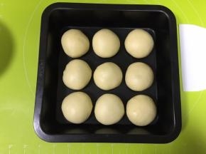 放入烤箱，发酵档（37度），烤箱内放一杯水保持湿度