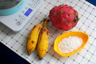 准备食材：西米30克、红肉火龙果半个、粉蕉1只、炼乳适量。