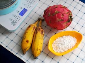 准备食材：西米30克、红肉火龙果半个、粉蕉1只、炼乳适量。