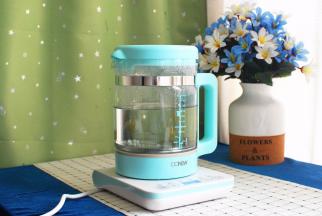 将800毫升清水加入玻璃杯中，启动蒸煮程序。