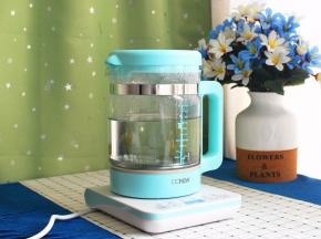 将800毫升清水加入玻璃杯中，启动蒸煮程序。