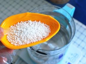 水烧至沸腾后，加入西米。